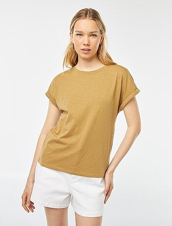 T-shirt tinta unita con scollo tondo e maniche corte con risvolti