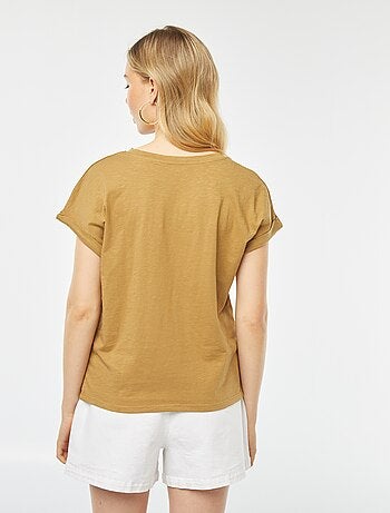 T-shirt tinta unita con scollo tondo e maniche corte con risvolti