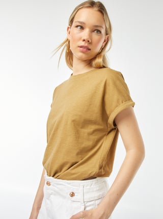 T-shirt tinta unita con scollo tondo e maniche corte con risvolti