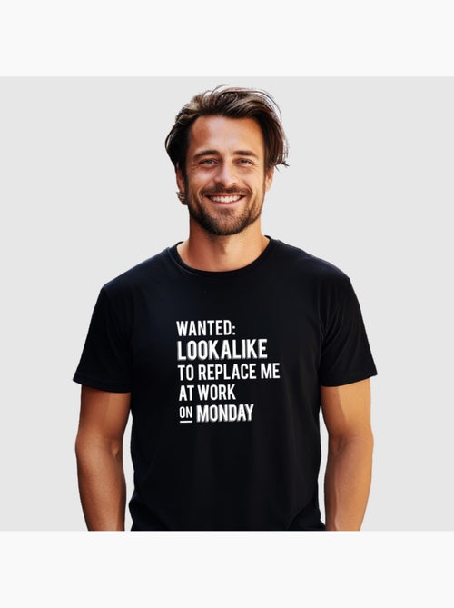 T-shirt Uomo - WANTED LOOKALIKE TO REPLACE ME AT WORK - Kiabi