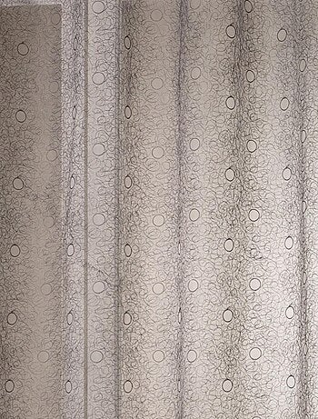 Tenda in organza ricamata con motivi a bolle