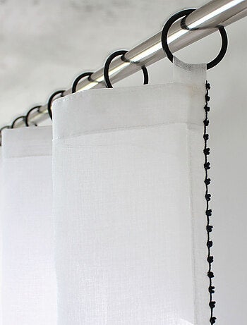 Tenda leggera ricamata con occhielli neri