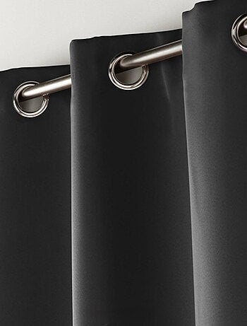 Tenda oscurante semplice con occhielli