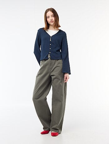 Top a collo a V in maglia goffrata con bottoni dorati