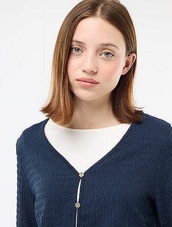 Top a collo a V in maglia goffrata con bottoni dorati