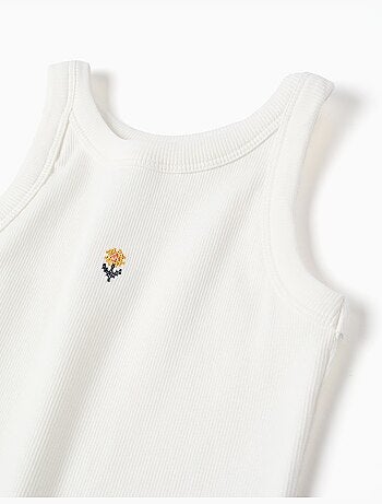 Top a costine con fiore ricamato