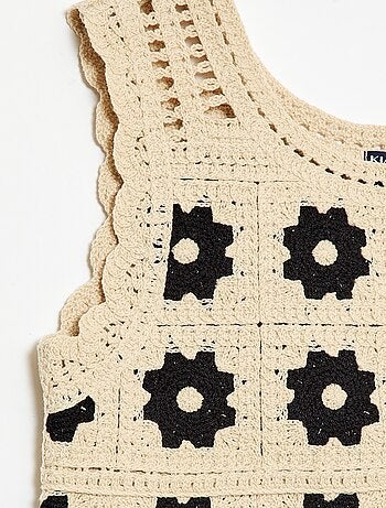 Top all'uncinetto a fantasia