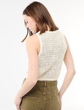 Top all'uncinetto traforato con giromanica ampi