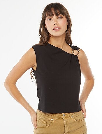 Top asimmetrico con fibbia dorata