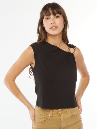 Top asimmetrico con fibbia dorata