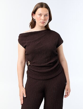 Top asimmetrico in maglia crinkle con gioiello dorato