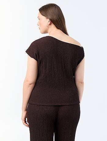Top asimmetrico in maglia crinkle con gioiello dorato
