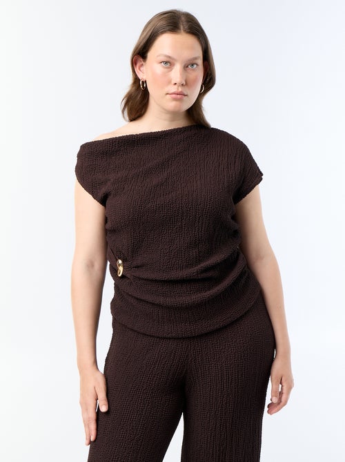 Top asimmetrico in maglia crinkle con gioiello dorato - Kiabi