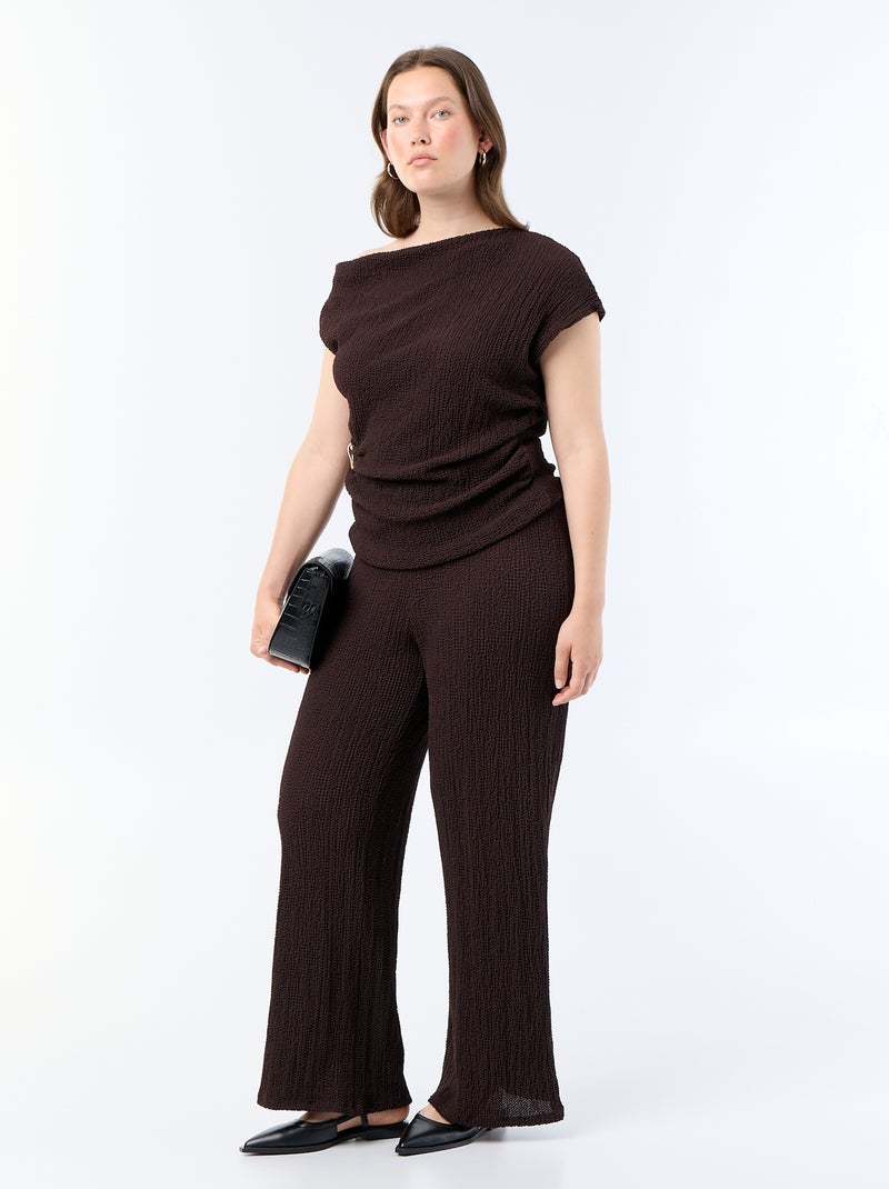 Top asimmetrico in maglia crinkle con gioiello dorato Marrone - Kiabi
