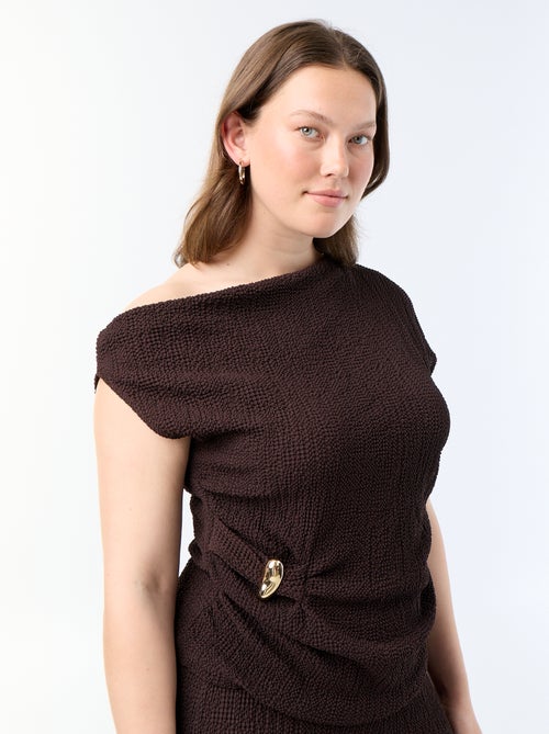 Top asimmetrico in maglia crinkle con gioiello dorato - Kiabi