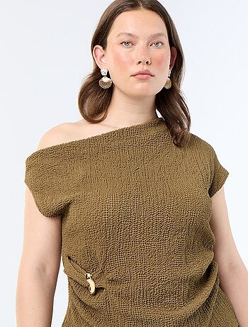 Top asimmetrico in maglia crinkle con gioiello dorato