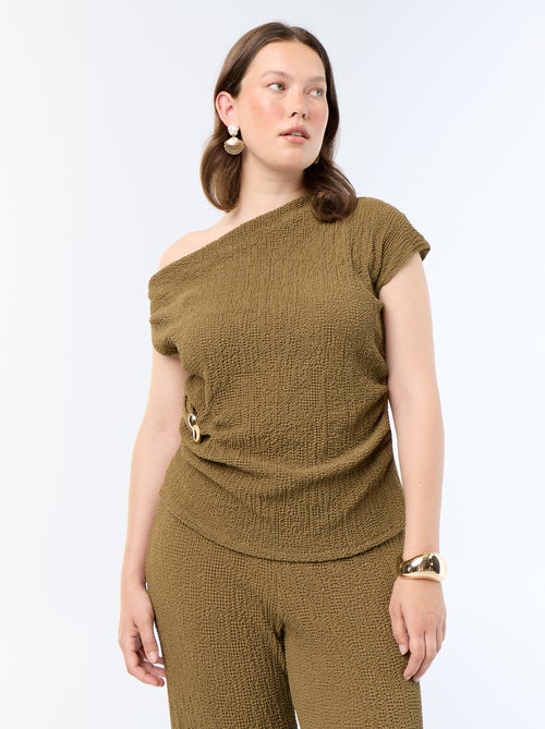 Top asimmetrico in maglia crinkle con gioiello dorato - Kiabi