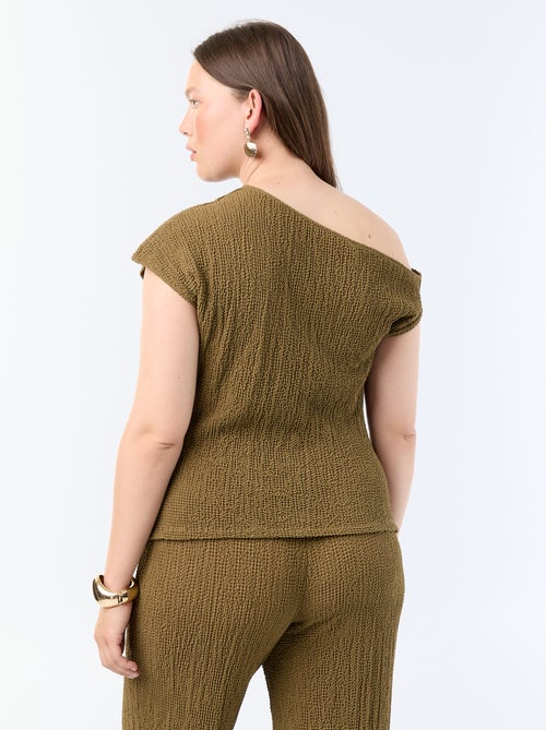 Top asimmetrico in maglia crinkle con gioiello dorato - Kiabi