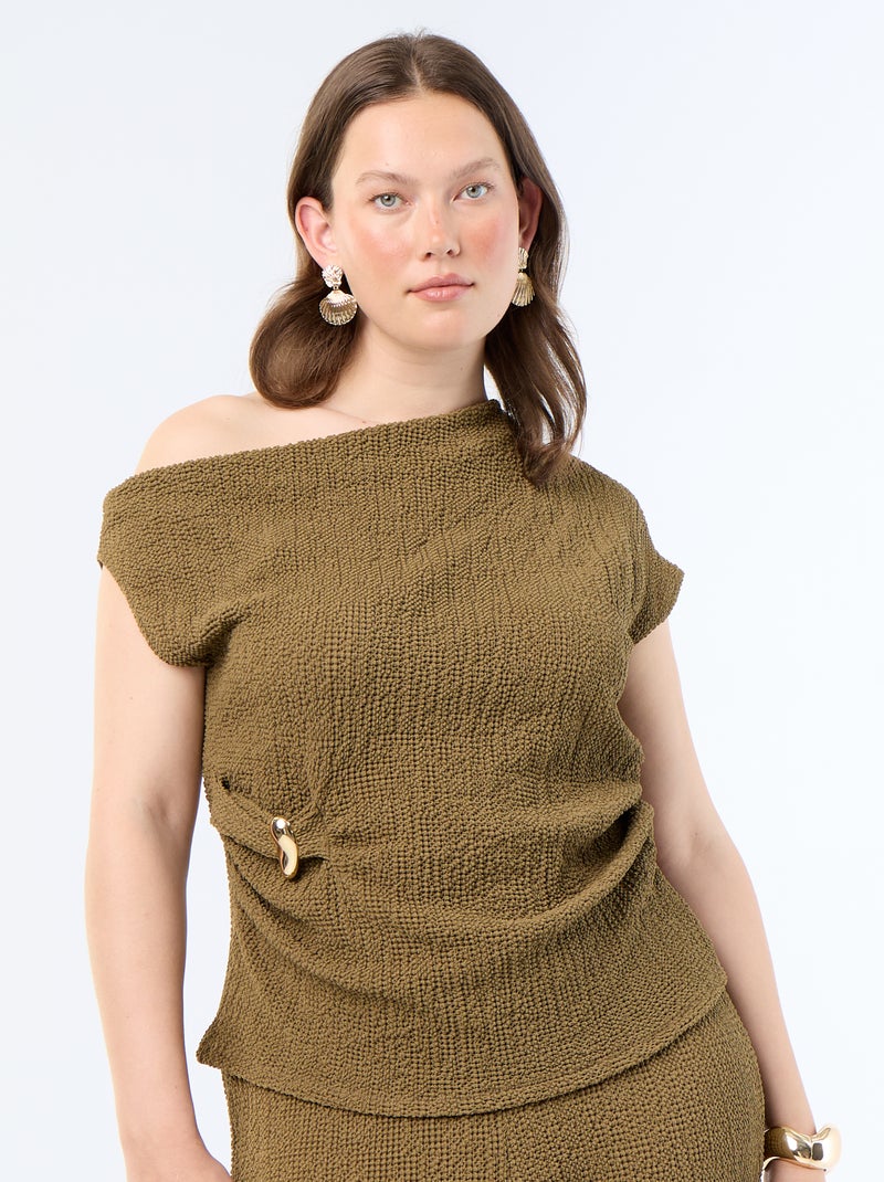 Top asimmetrico in maglia crinkle con gioiello dorato Verde oliva - Kiabi