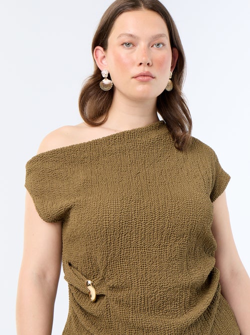 Top asimmetrico in maglia crinkle con gioiello dorato - Kiabi