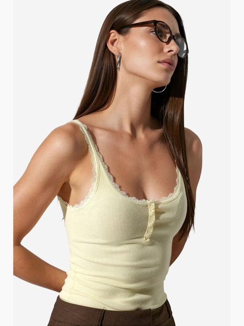Top cami aderente con bordi in pizzo busem - Kiabi Top cami aderente con bordi in pizzo busem - Kiabi