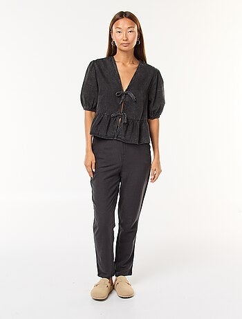 Top gilet in denim con lacci da annodare davanti, taglio cropped