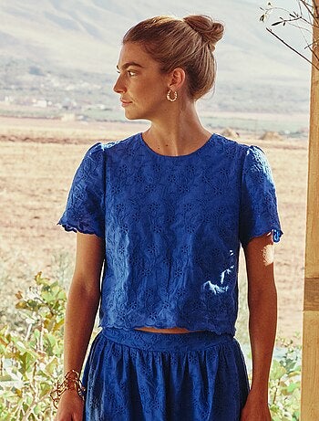 Top maniche corte in cotone tinta unita con ricami sangallo