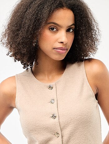 Top smanicato abbottonato in maglia morbida