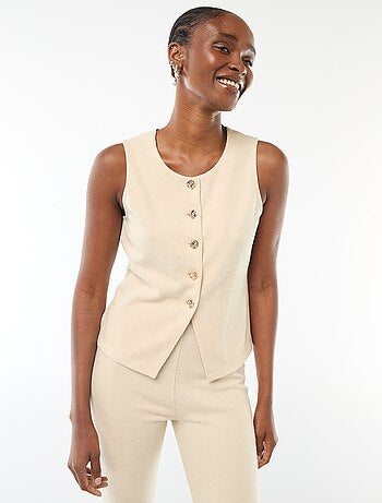 Top smanicato abbottonato in maglia morbida