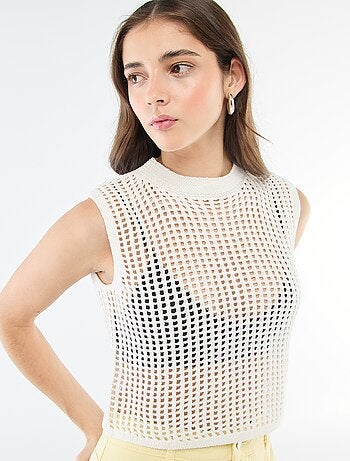 Top smanicato all'uncinetto