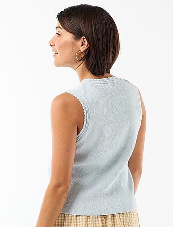 Top smanicato con bottoni dorati