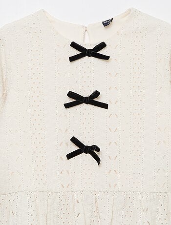 Top traforato con fiocchi decorativi