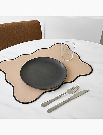 Tovaglietta rettangolare, liscia con bordi ondulati