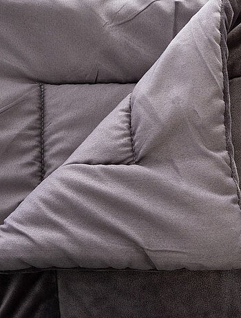 Trapunta in velluto con nappe