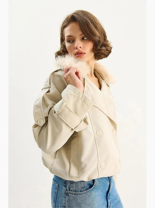 Trench coat con colletto in pelliccia sintetica lucci - Kiabi Trench coat con colletto in pelliccia sintetica lucci - Kiabi