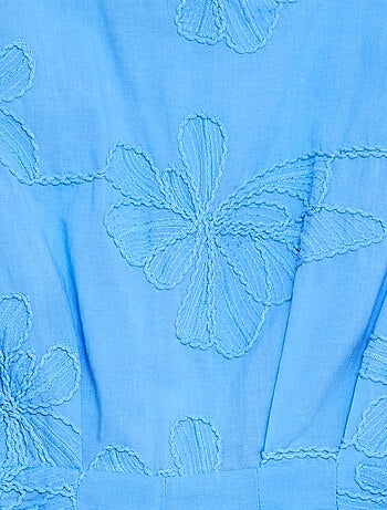 Tuta corta con grandi fiori ricamati