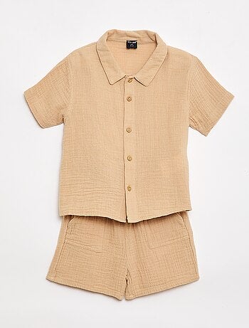 Un completo due pezzi camicia + pantaloncino