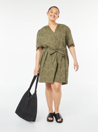 Vestito corto con ricamo a punto inglese