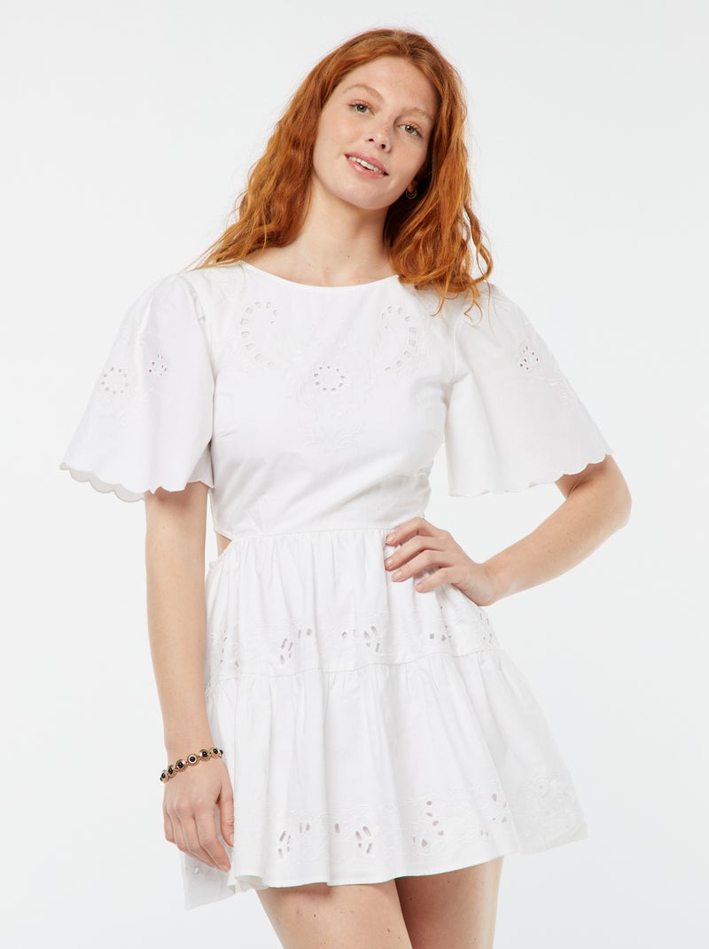 Vestito corto tinta unita con ricami sangallo bianco - Kiabi