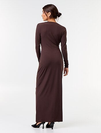 Vestito lungo a maniche lunghe con dettaglio gioiello