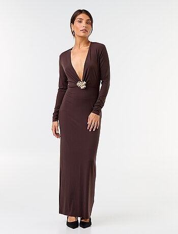 Vestito lungo a maniche lunghe con dettaglio gioiello