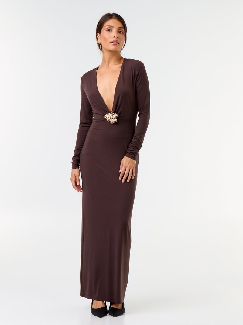 Vestito lungo a maniche lunghe con dettaglio gioiello Marrone - Kiabi