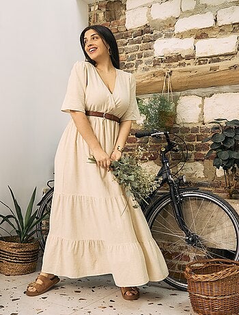 Vestito lungo con maniche corte e balze sul fondo