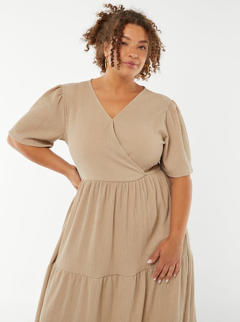 Vestito lungo goffrato a maniche corte con scollo incrociato Beige - Kiabi