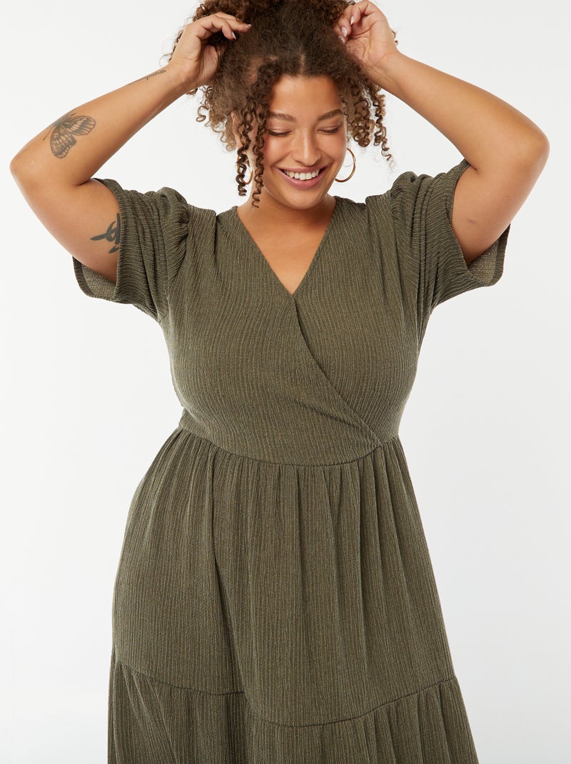 Vestito lungo goffrato a maniche corte con scollo incrociato Kaki - Kiabi