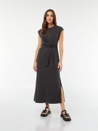 Vestito midi senza maniche annodato davanti